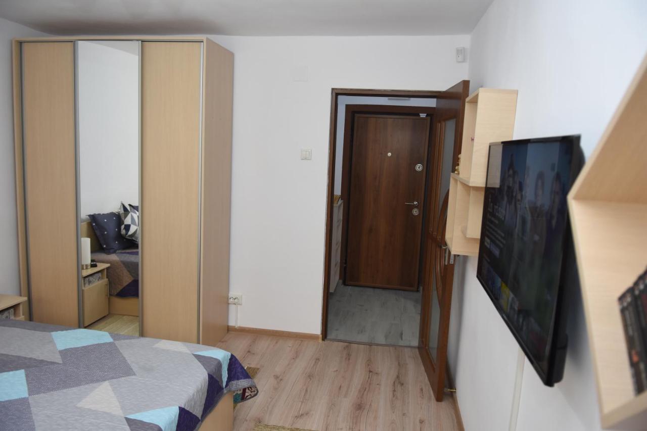 1St Apartment Nehoiu Exterior foto